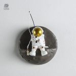 Élégantes accroches murales en forme d'astronaute