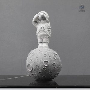 Figurine astronaute sur la Lune en décoration unique
