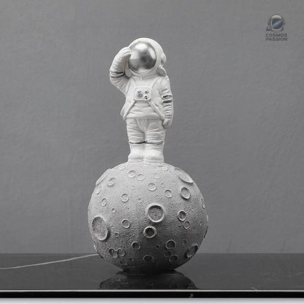 astronaute-figurine-1 Figurine astronaute sur la Lune en décoration unique