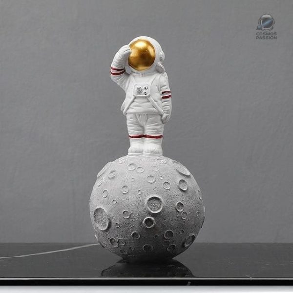 Décoration astronaute représentant un voyage spatial lunaire