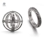 Bague céleste ornée de motifs inspirés de l'univers