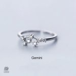 Bague délicate illustrant les étoiles
