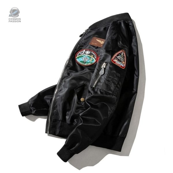 Veste noire inspirée de la NASA pour un look futuriste