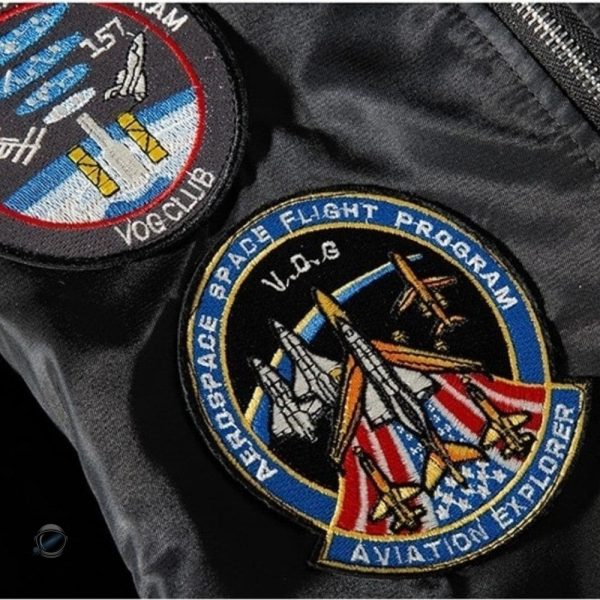 Bomber noir avec caractéristiques de l'aviation spatiale