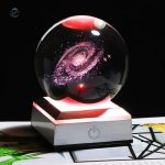 Boule de cristal décorative sur le thème galactique