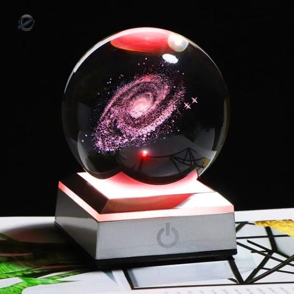 Boule de cristal décorative sur le thème galactique