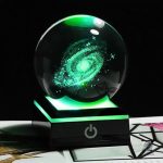 Objet décoratif en cristal évoquant les galaxies