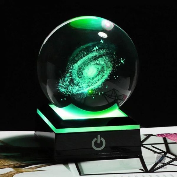 Objet décoratif en cristal évoquant les galaxies