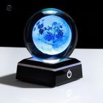 Boule de cristal représentant la Lune dans un design élégant