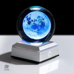 Boule de cristal sur le thème de l'espace, décor lunaire unique