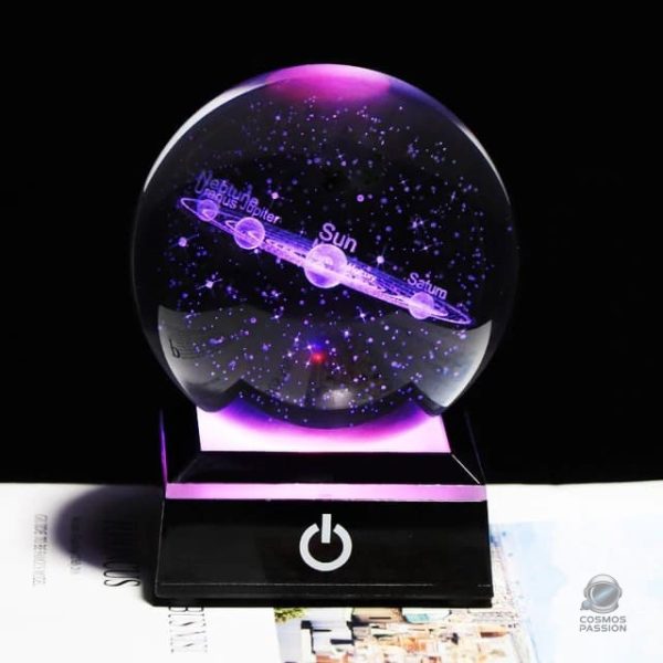 Décoration artistique en boule de cristal sur l'espace