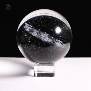 Boule en cristal illustrant les planètes du Système Solaire