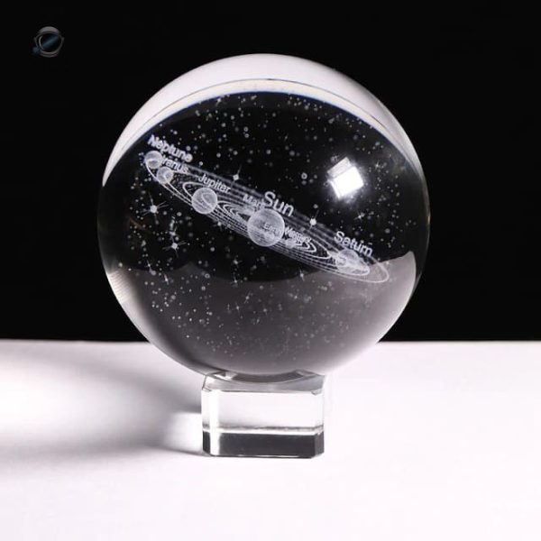 Boule en cristal illustrant les planètes du Système Solaire