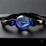 Bracelet cosmique en perles et pendentifs galactiques