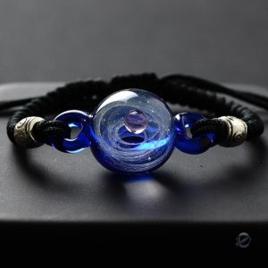 Bracelet cosmique en perles et pendentifs galactiques