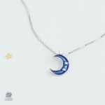 Bijou en forme de croissant de lune avec teintes bleues