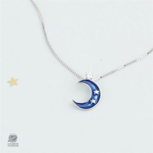 Bijou en forme de croissant de lune avec teintes bleues