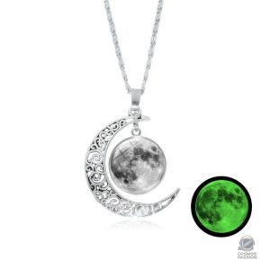 Bijou croissant de lune qui brille dans l'obscurité