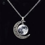 Collier astral inspiré de la lune, luminescent et élégant