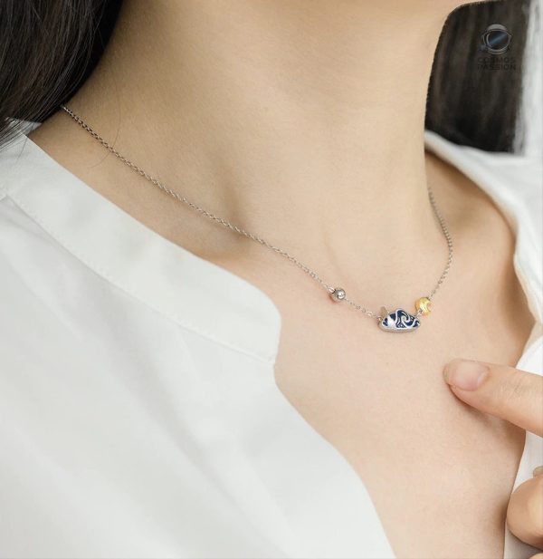 Collier décoré de constellations, idéal pour briller sous les étoiles