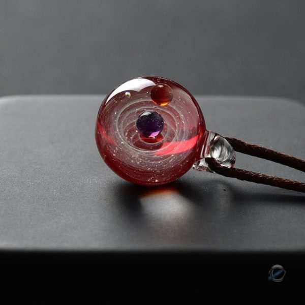 Collier évoquant la magie de l'univers et des cieux