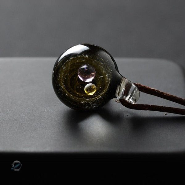 Collier en hommage aux mystères de l'espace