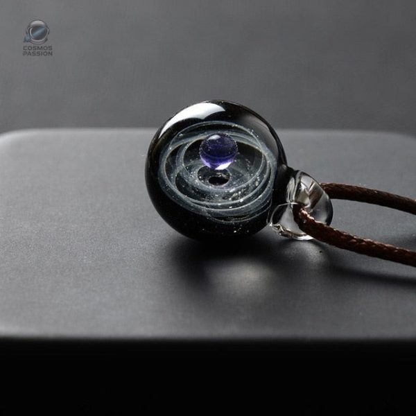 Collier inspiré par les planètes et leur beauté