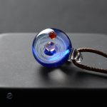 Bijou délicat pour admirer l'infini du cosmos