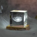 Cube de cristal Galaxie représentant l'espace en miniature
