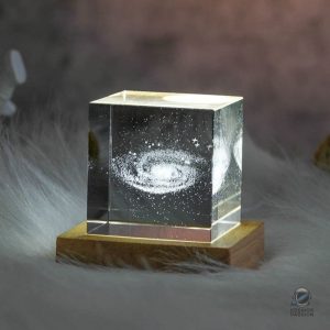 Cube de cristal Galaxie représentant l'espace en miniature