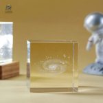 Cristal en forme de cube avec motif galaxie étoilée
