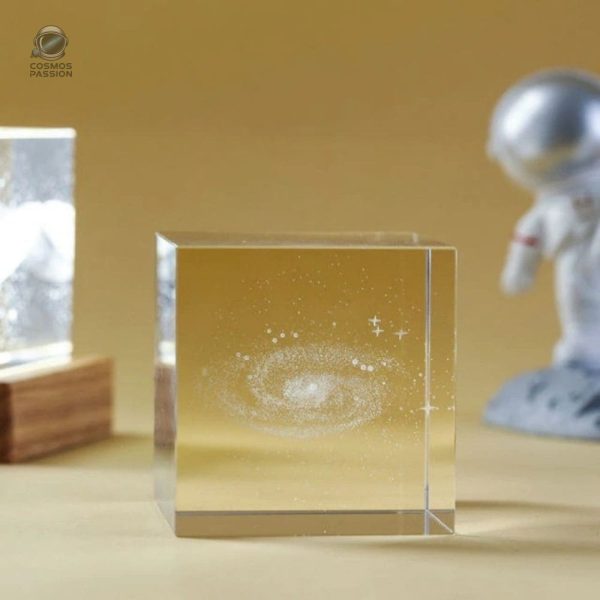 Cristal en forme de cube avec motif galaxie étoilée