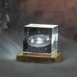 Cube de cristal représentant le Système Solaire en détail