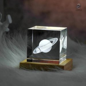 Cube de cristal représentant la planète Saturne