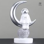 Figurine astronaute sur croissant de lune pour décoration