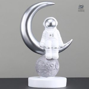 Figurine astronaute sur croissant de lune pour décoration