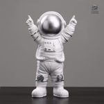 Décoration astronaute avec une pose triomphante et créative