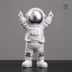 Décoration astronaute avec une pose triomphante et créative