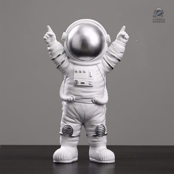 Décoration astronaute avec une pose triomphante et créative