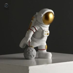 Figurine d'astronaute jouant au ballon, décorative et amusante