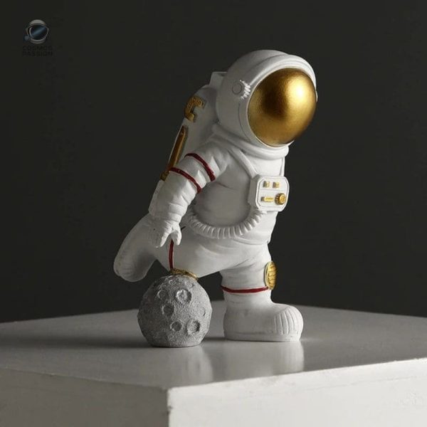 figurine-astronaute-jouet-1 Figurine d'astronaute jouant au ballon, décorative et amusante