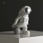 Décoration astronaute originale avec un joueur de ballon en action