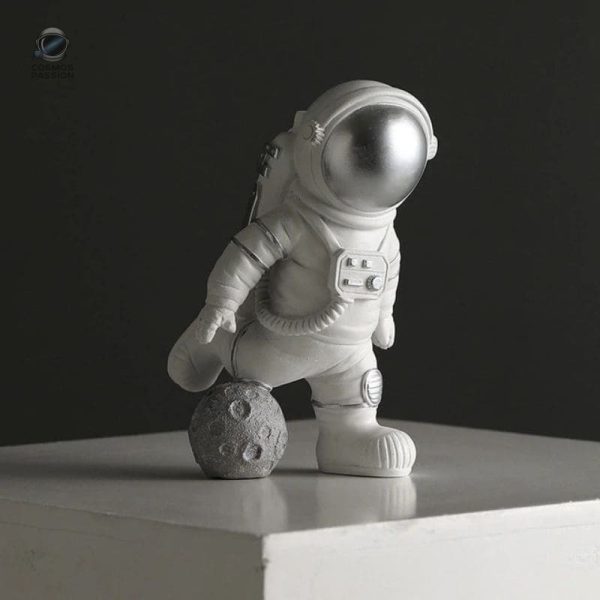 Décoration astronaute originale avec un joueur de ballon en action
