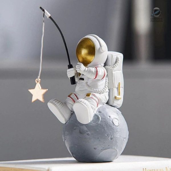 figurine-astronaute-pecheur-1 Figurine Astronaute décorative à la pêche aux étoiles