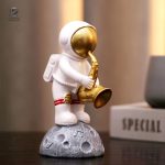 Figurine astronaute avec saxophone pour décoration originale