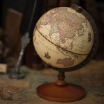 Globe terrestre ancien décoratif en style vintage