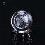 Boule de cristal représentant la Terre en miniature