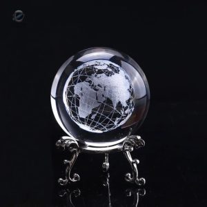 Boule de cristal représentant la Terre en miniature