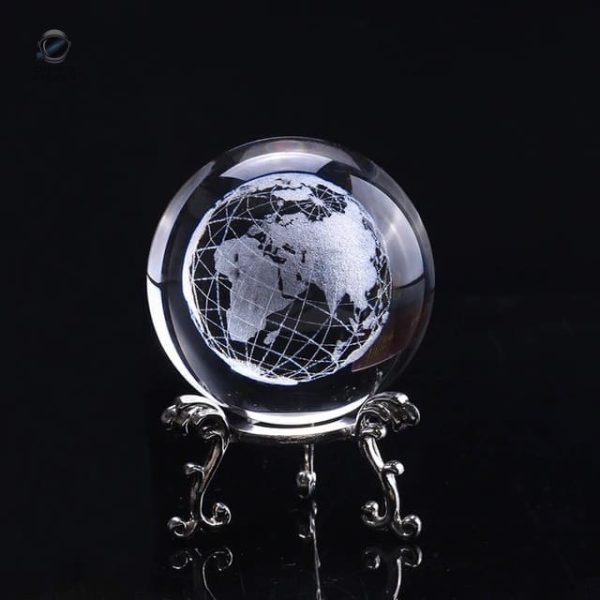 Boule de cristal représentant la Terre en miniature