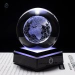 Globe en cristal illustrant les continents et océans